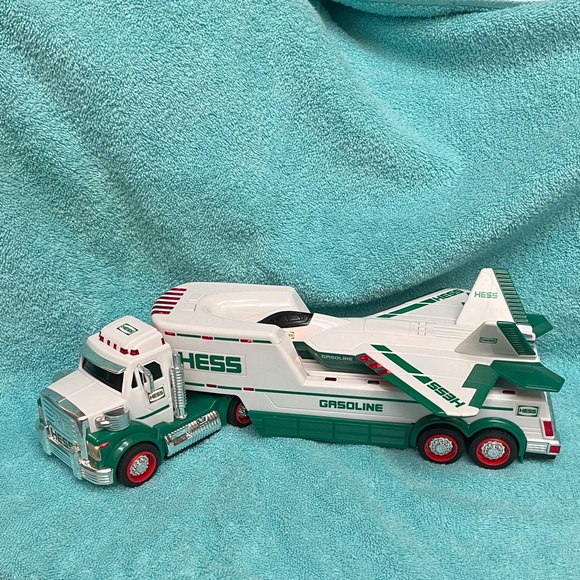 HESS 2010 TOY TRUCK AND JET. Excellent Condition - Picture 2 of 13